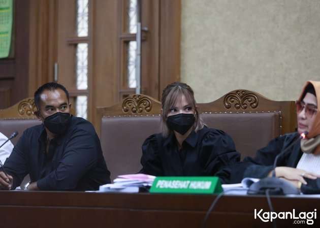 8 Potret Cantiknya Nia Ramadhani Jalani Sidang Kasus Narkoba, Makin Hot dengan Rambut Pendek!