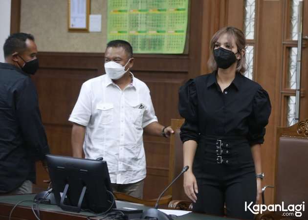 8 Potret Cantiknya Nia Ramadhani Jalani Sidang Kasus Narkoba, Makin Hot dengan Rambut Pendek!