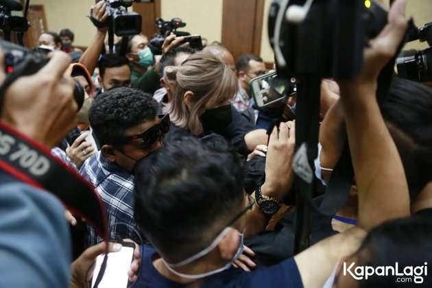 8 Potret Cantiknya Nia Ramadhani Jalani Sidang Kasus Narkoba, Makin Hot dengan Rambut Pendek!