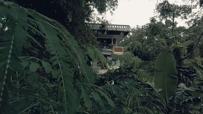 10 Potret Rumah Sultan Terbengkalai di Tepi Jurang, Mewah Bak Istana Tapi Menyeramkan!