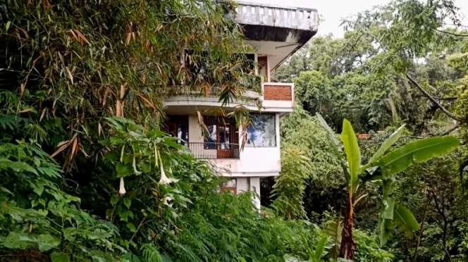 10 Potret Rumah Sultan Terbengkalai di Tepi Jurang, Mewah Bak Istana Tapi Menyeramkan!