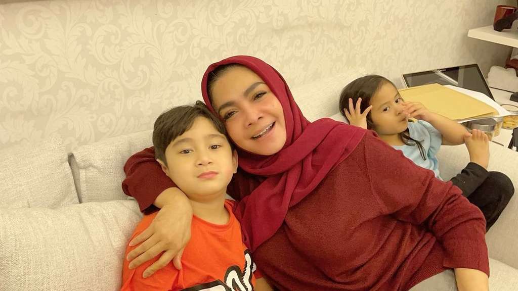 Seakan Tak Pernah Tua! 5 Artis Ini Masih Berwajah ABG, Ada yang Sudah Punya Cucu