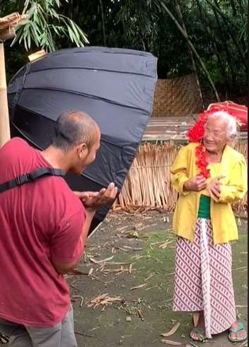 Fotografer Ini Pilih Nenek-Nenek Sebagai Model, Hasilnya Bikin Takjub!