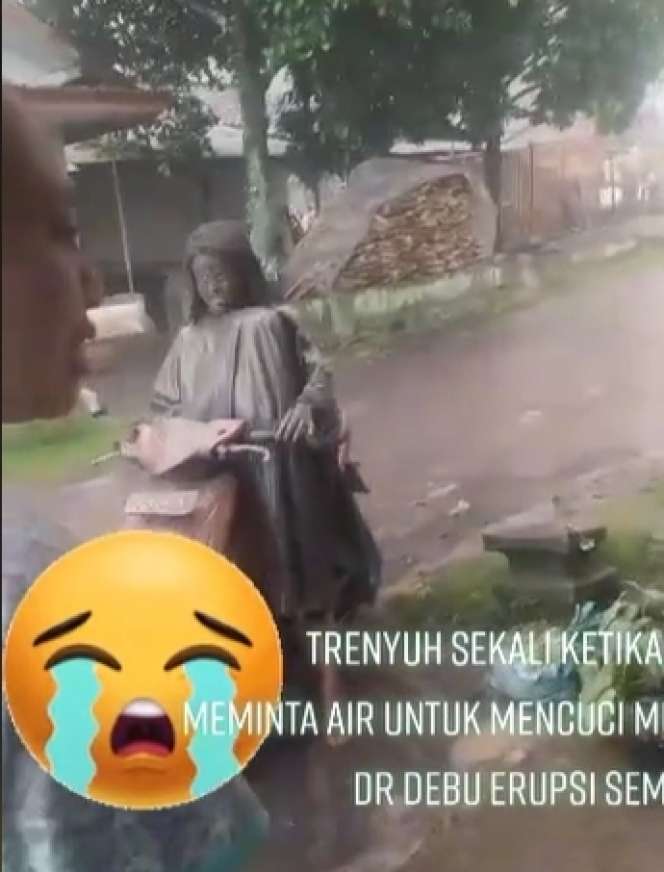 7 Potret Haru Seorang Ibu Selamatkan Anaknya dari Erupsi Gunung Semeru