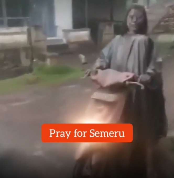 7 Potret Haru Seorang Ibu Selamatkan Anaknya dari Erupsi Gunung Semeru