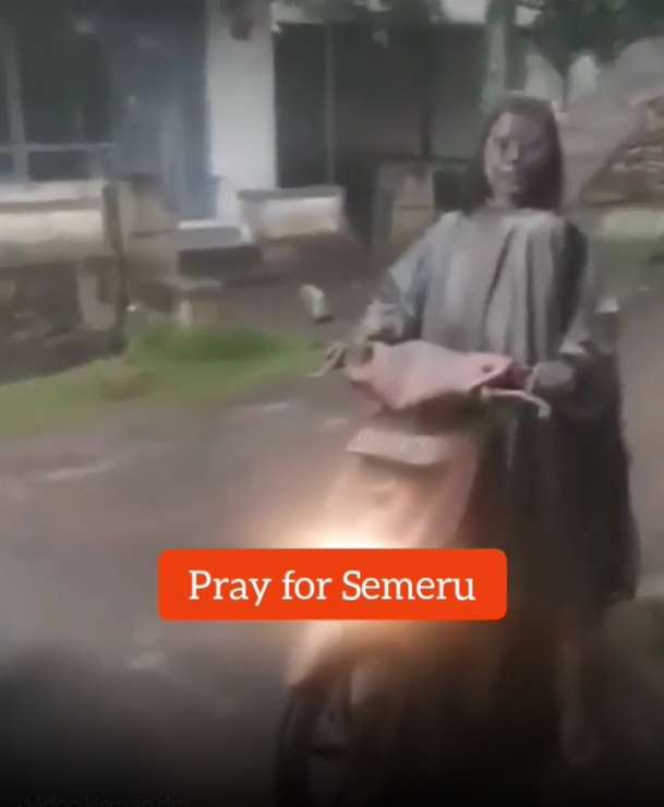 7 Potret Haru Seorang Ibu Selamatkan Anaknya dari Erupsi Gunung Semeru