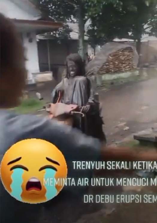 7 Potret Haru Seorang Ibu Selamatkan Anaknya dari Erupsi Gunung Semeru