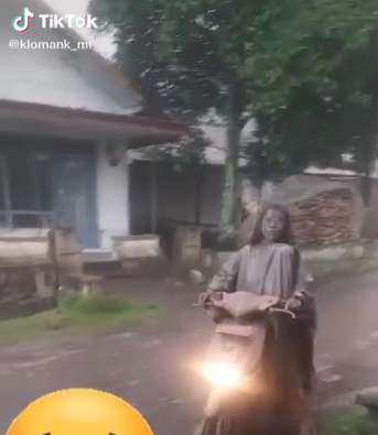 7 Potret Haru Seorang Ibu Selamatkan Anaknya dari Erupsi Gunung Semeru