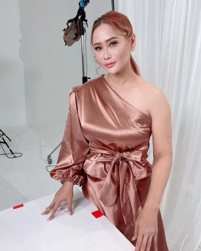 Wajahnya Berubah Drastis, 9 Artis Ini Malah Dituduh Jalani Operasi Plastik, Tina Toon Bikin Melongo!
