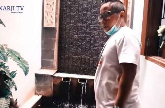 10 Foto Perbandingan Rumah Komeng VS Jarwo Kwat, Sama-Sama Tajir Mana yang Lebih Mewah?