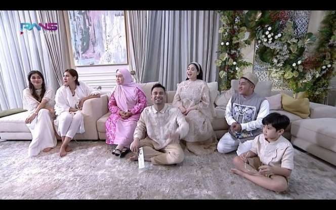 7 Potret Nagita Slavina Saat Acara Aqiqah Baby Rayyanza, Wajahnya Bersinar!