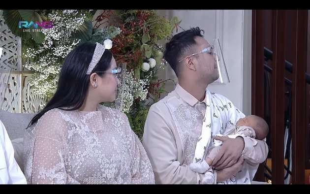 7 Potret Nagita Slavina Saat Acara Aqiqah Baby Rayyanza, Wajahnya Bersinar!