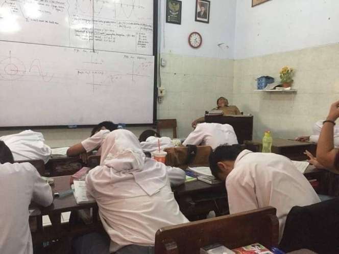 8 Momen Saat Guru Beri Pelajaran di Kelas Ini Malah Bikin Ngakak