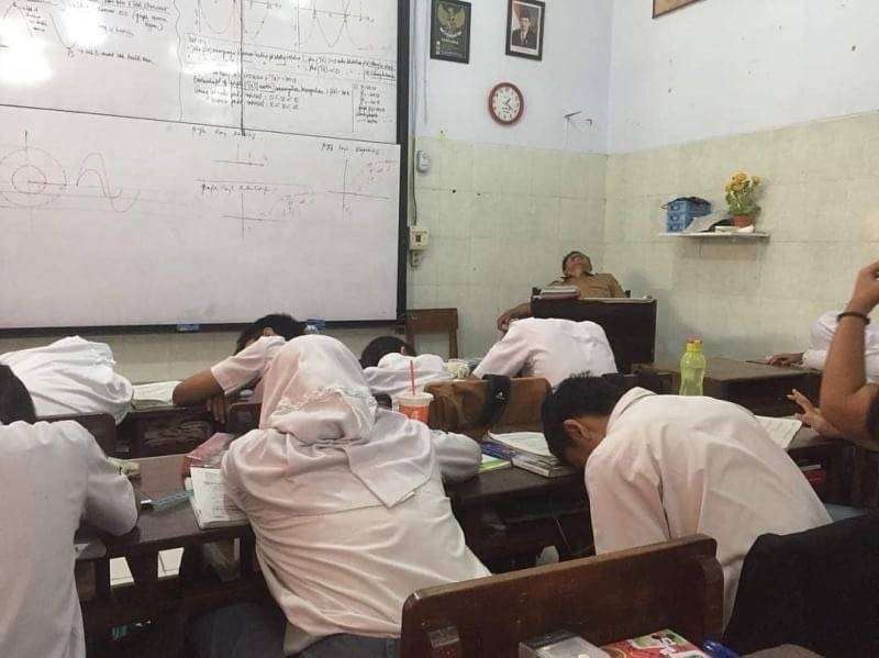 8 Momen Saat Guru Beri Pelajaran di Kelas Ini Malah Bikin Ngakak