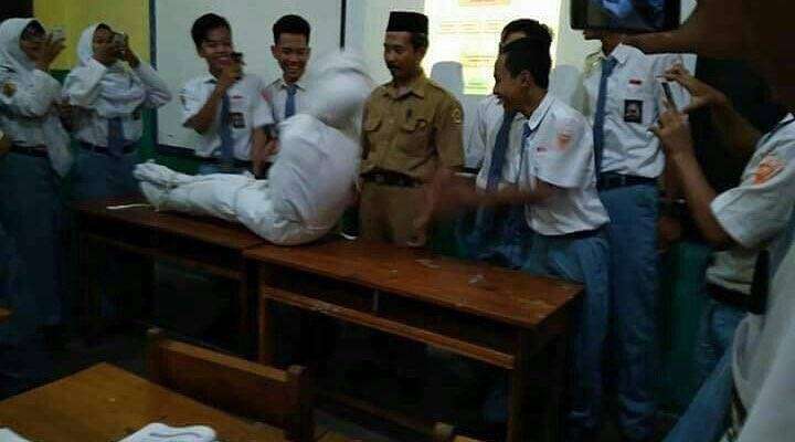 8 Momen Saat Guru Beri Pelajaran di Kelas Ini Malah Bikin Ngakak