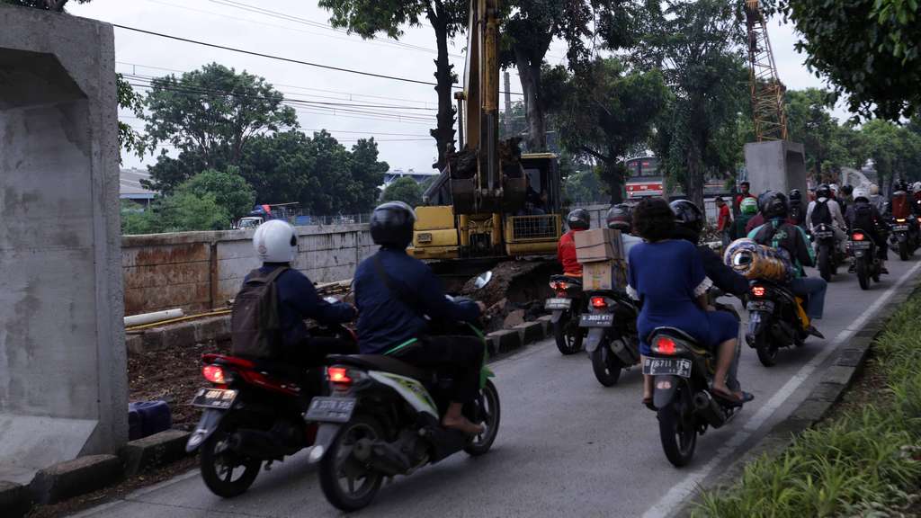 FOTO: Dibangun Proyek Saluran Air, Begini Kondisi di Jalan I Gusti Ngurah Rai