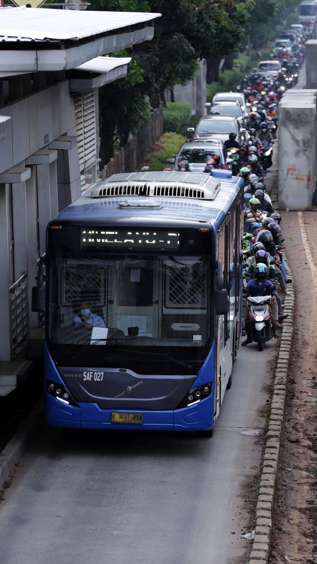 FOTO: Dibangun Proyek Saluran Air, Begini Kondisi di Jalan I Gusti Ngurah Rai