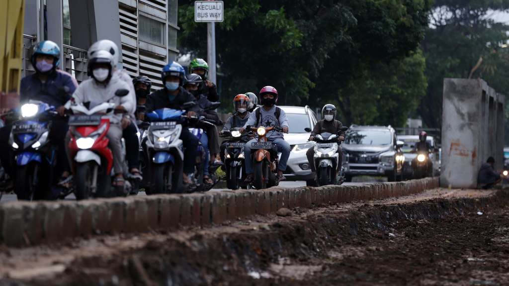 FOTO: Dibangun Proyek Saluran Air, Begini Kondisi di Jalan I Gusti Ngurah Rai