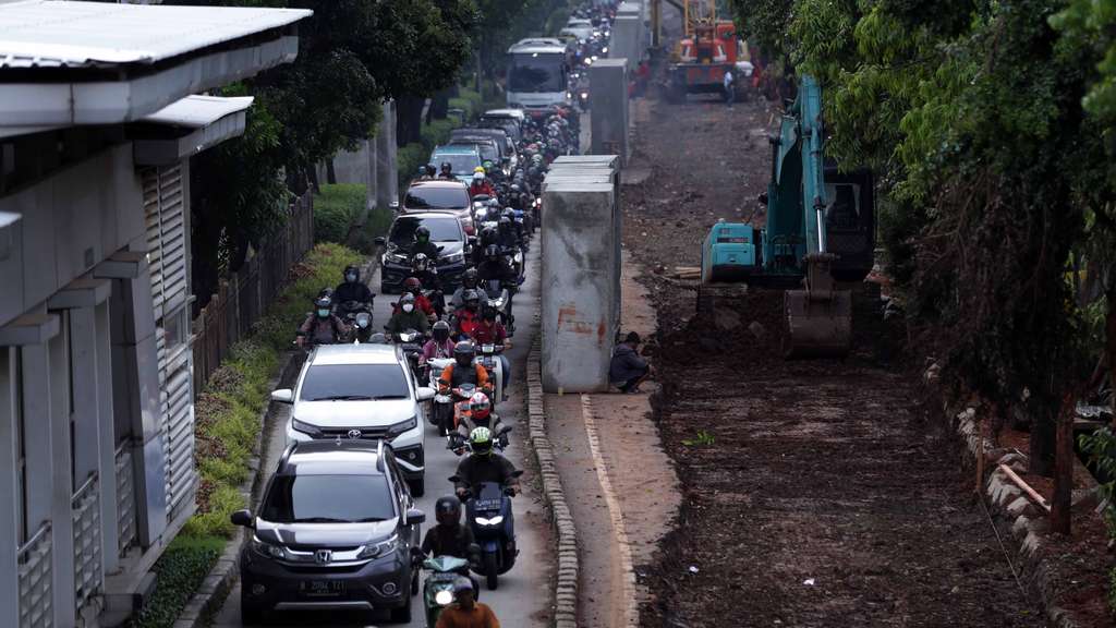 FOTO: Dibangun Proyek Saluran Air, Begini Kondisi di Jalan I Gusti Ngurah Rai