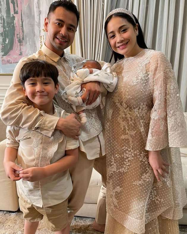 5 Fashion Item Nagita Slavina di Aqiqah Baby Rayyanza, Harga Bandonya Bikin Melongo!