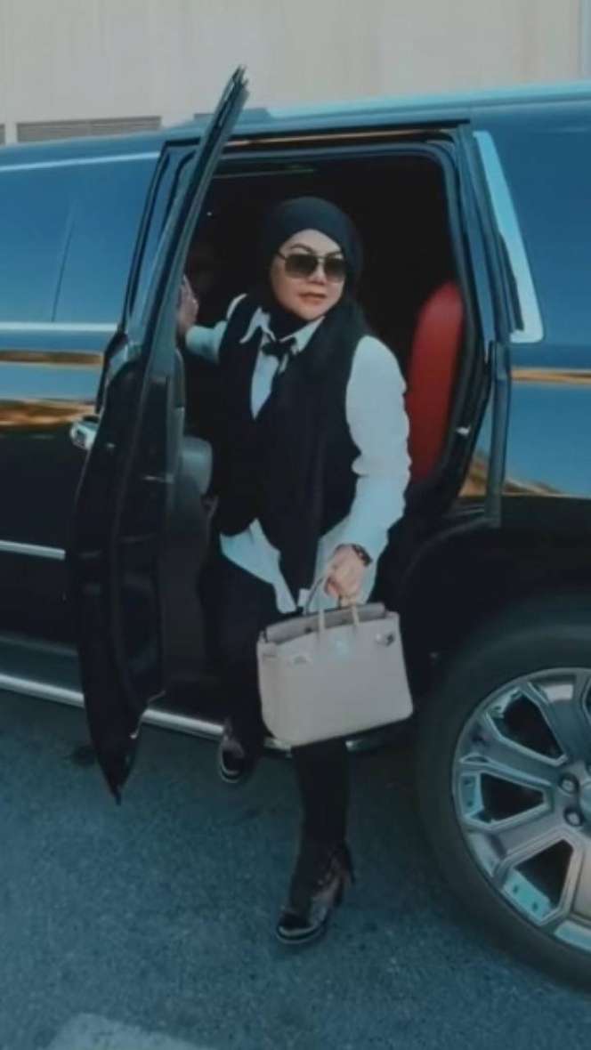 Naik Mobil Limousine! Gaya Mewah Sarita Abdul Mukti Liburan di Dubai