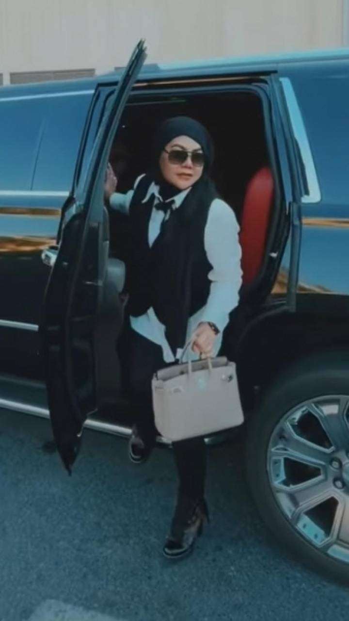 Naik Mobil Limousine! Gaya Mewah Sarita Abdul Mukti Liburan di Dubai