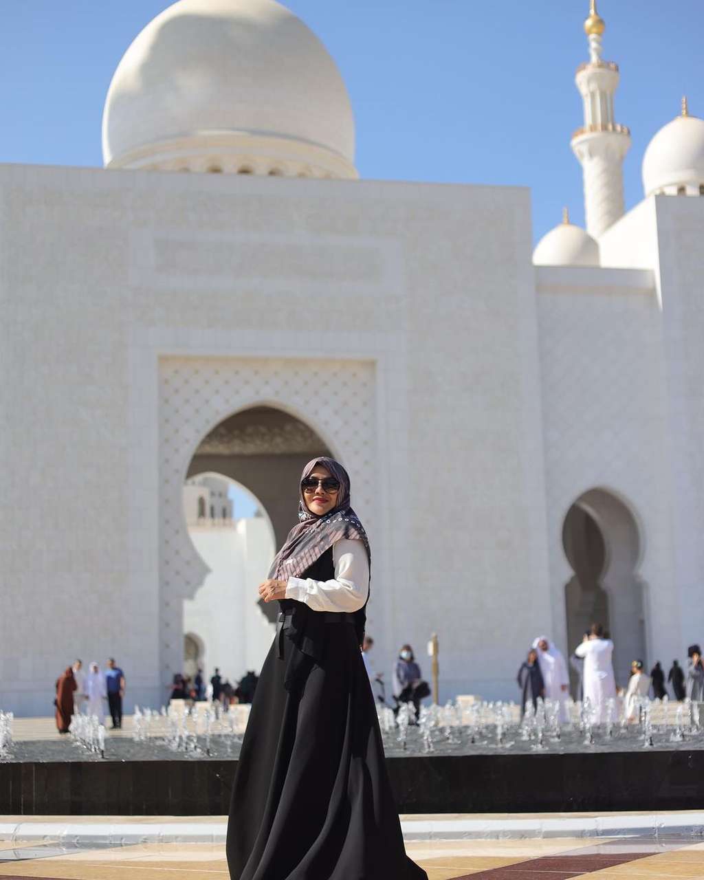 Naik Mobil Limousine! Gaya Mewah Sarita Abdul Mukti Liburan di Dubai