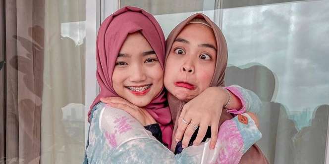 5 Potret Fuji Tampil Berbalut Hijab, Bikin Adem! 