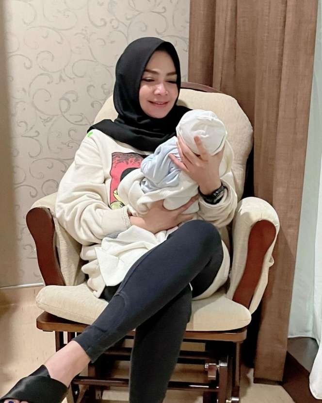 7 Momen Rieta Amilia Momong Baby Rayyanza, Wajahnya Bahagianya Kian Terpancar