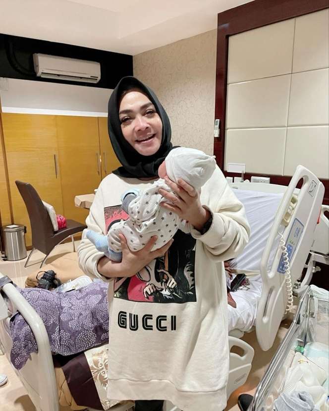7 Momen Rieta Amilia Momong Baby Rayyanza, Wajahnya Bahagianya Kian Terpancar