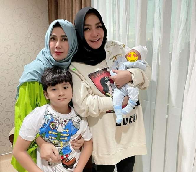 7 Momen Rieta Amilia Momong Baby Rayyanza, Wajahnya Bahagianya Kian Terpancar
