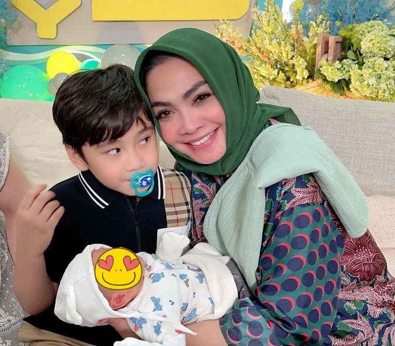 7 Momen Rieta Amilia Momong Baby Rayyanza, Wajahnya Bahagianya Kian Terpancar