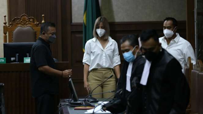 Senyum Sumeringah Nia Ramadhani Jalani Sidang Narkoba, Tampil Stylish