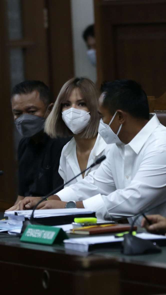 Senyum Sumeringah Nia Ramadhani Jalani Sidang Narkoba, Tampil Stylish