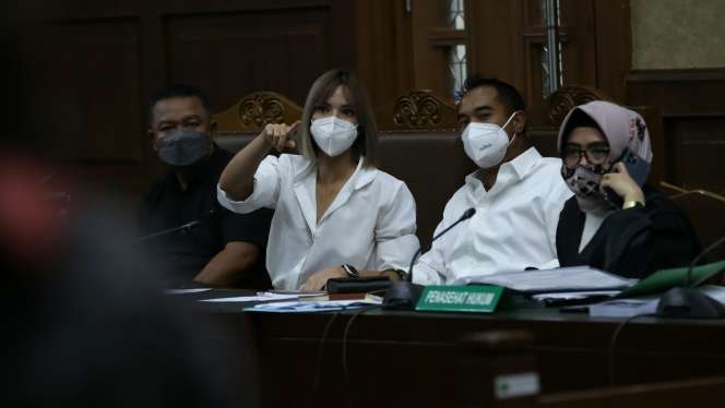 Senyum Sumeringah Nia Ramadhani Jalani Sidang Narkoba, Tampil Stylish