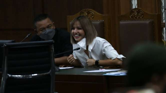 Senyum Sumeringah Nia Ramadhani Jalani Sidang Narkoba, Tampil Stylish