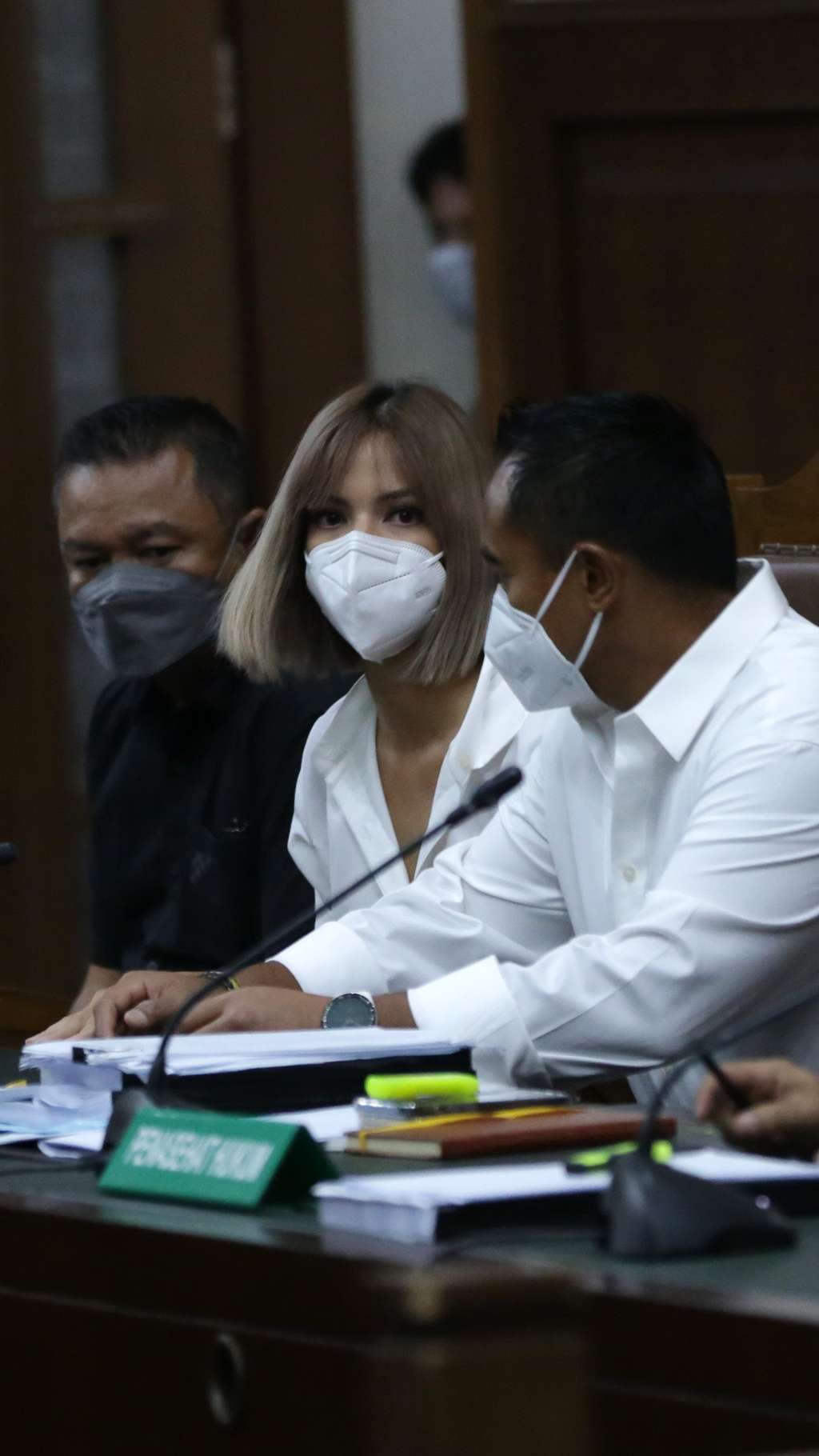 Senyum Sumeringah Nia Ramadhani Jalani Sidang Narkoba, Tampil Stylish