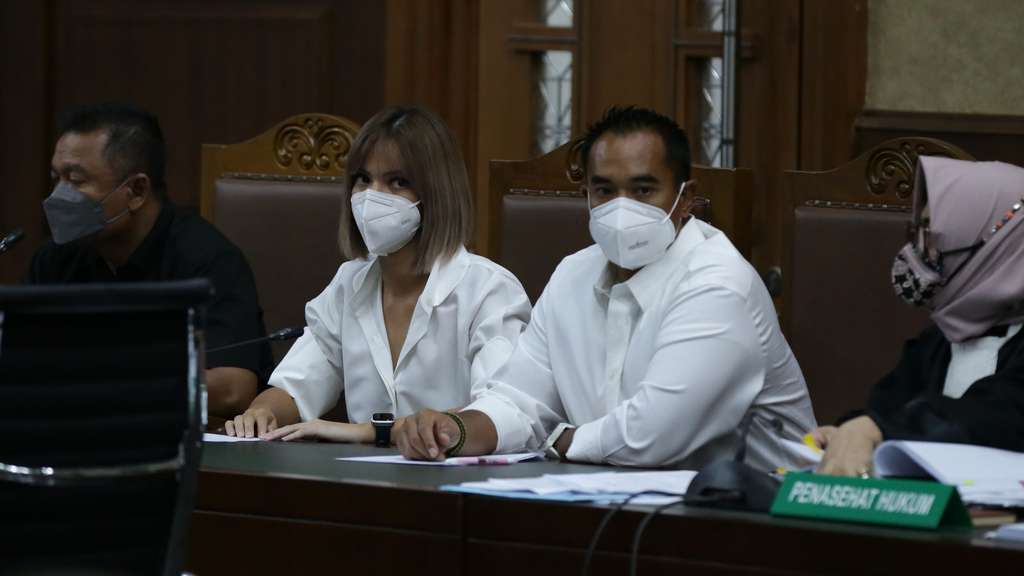 Senyum Sumeringah Nia Ramadhani Jalani Sidang Narkoba, Tampil Stylish