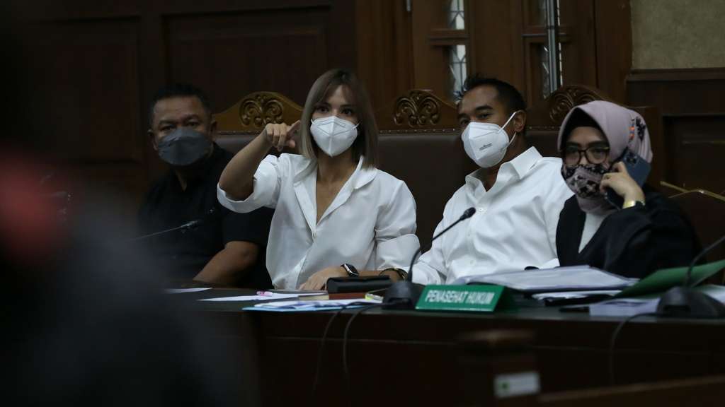 Senyum Sumeringah Nia Ramadhani Jalani Sidang Narkoba, Tampil Stylish
