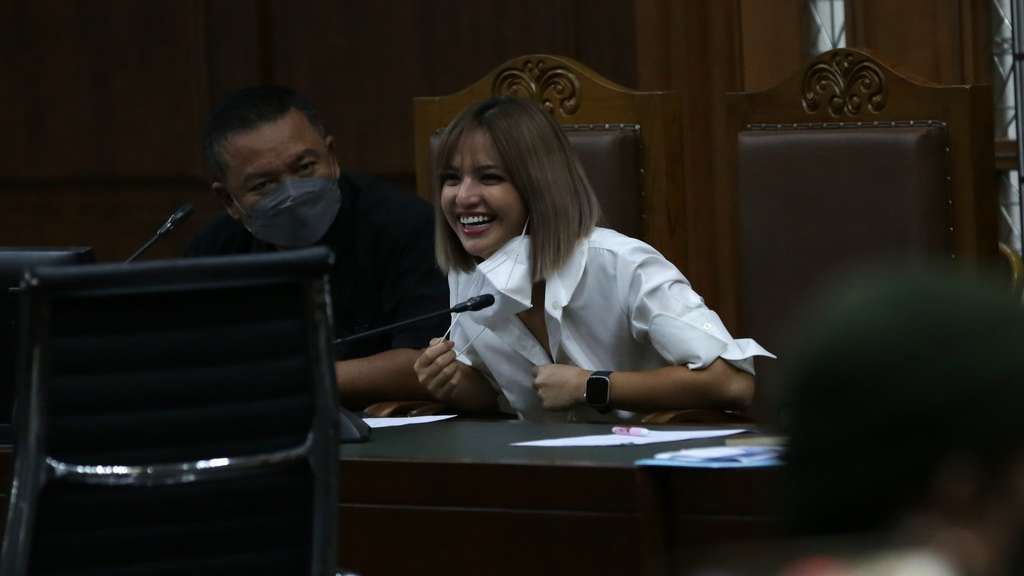 Senyum Sumeringah Nia Ramadhani Jalani Sidang Narkoba, Tampil Stylish
