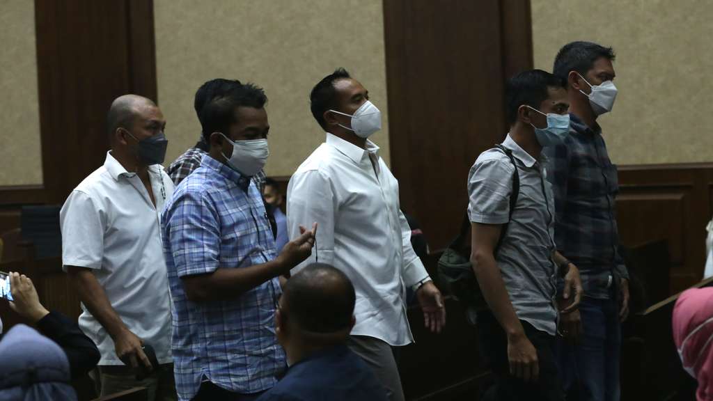 Senyum Sumeringah Nia Ramadhani Jalani Sidang Narkoba, Tampil Stylish