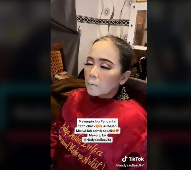 10 Foto Tranformasi Nenek 56 Tahun Usai Dimakeup, Berubah Jadi Gadis Cantik Usia 20 Tahun!
