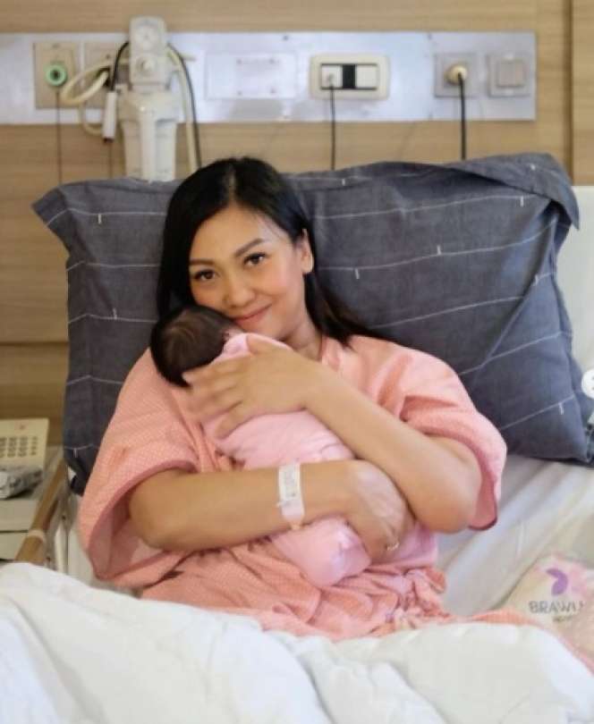 Adu Gaya 6 Seleb Saat Momong Anak, Paula Verhoeven Stylish Abis!
