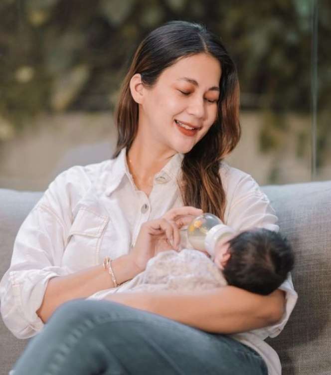 Adu Gaya 6 Seleb Saat Momong Anak, Paula Verhoeven Stylish Abis!