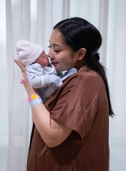 Adu Gaya 6 Seleb Saat Momong Anak, Paula Verhoeven Stylish Abis!