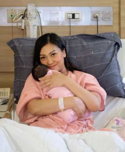 Adu Gaya 6 Seleb Saat Momong Anak, Paula Verhoeven Stylish Abis!