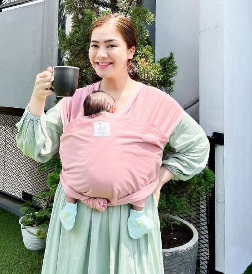 Adu Gaya 6 Seleb Saat Momong Anak, Paula Verhoeven Stylish Abis!