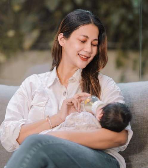 Adu Gaya 6 Seleb Saat Momong Anak, Paula Verhoeven Stylish Abis!
