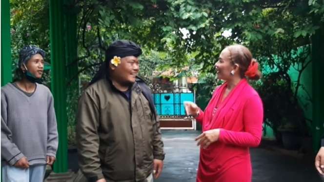 9 Foto Rumah Pedangdut Lilis Karlina, Penuh Benda Klenik Hingga Lukisan Nyi Roro Kidul! 