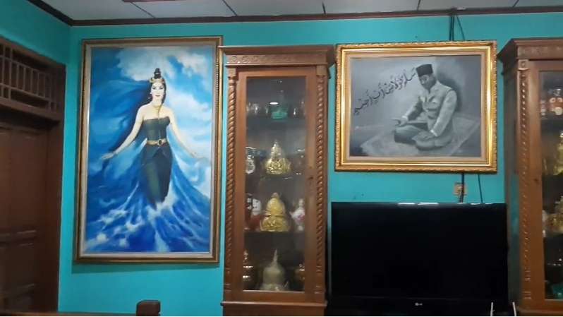 9 Foto Rumah Pedangdut Lilis Karlina, Penuh Benda Klenik Hingga Lukisan Nyi Roro Kidul! 